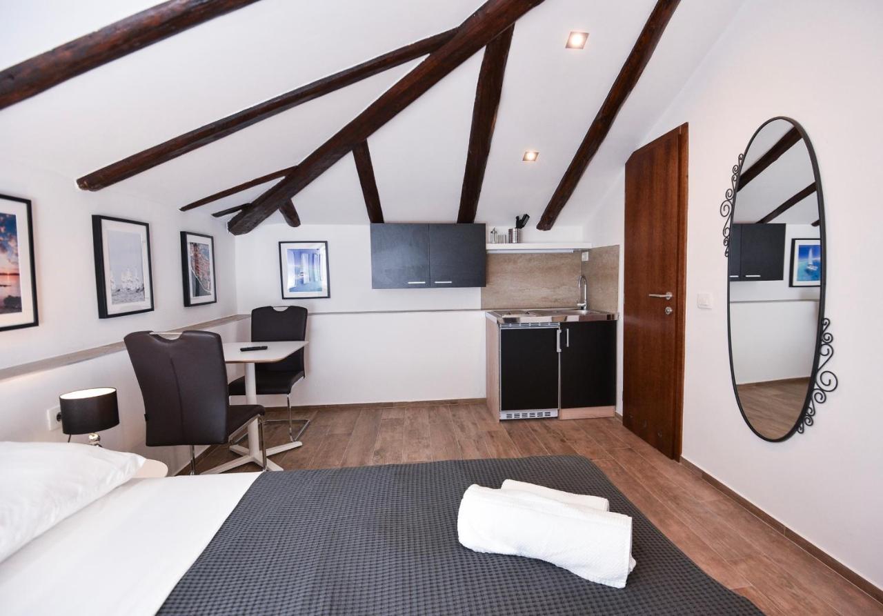 Apartment Old Town 1 *